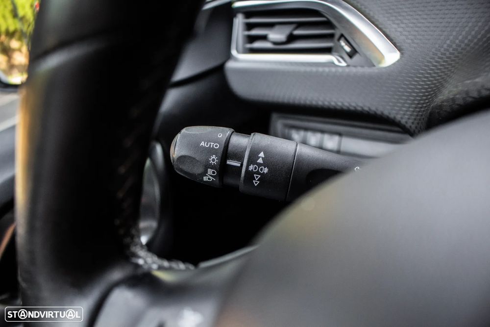 Peugeot 2008 1.2 PureTech Allure - 12