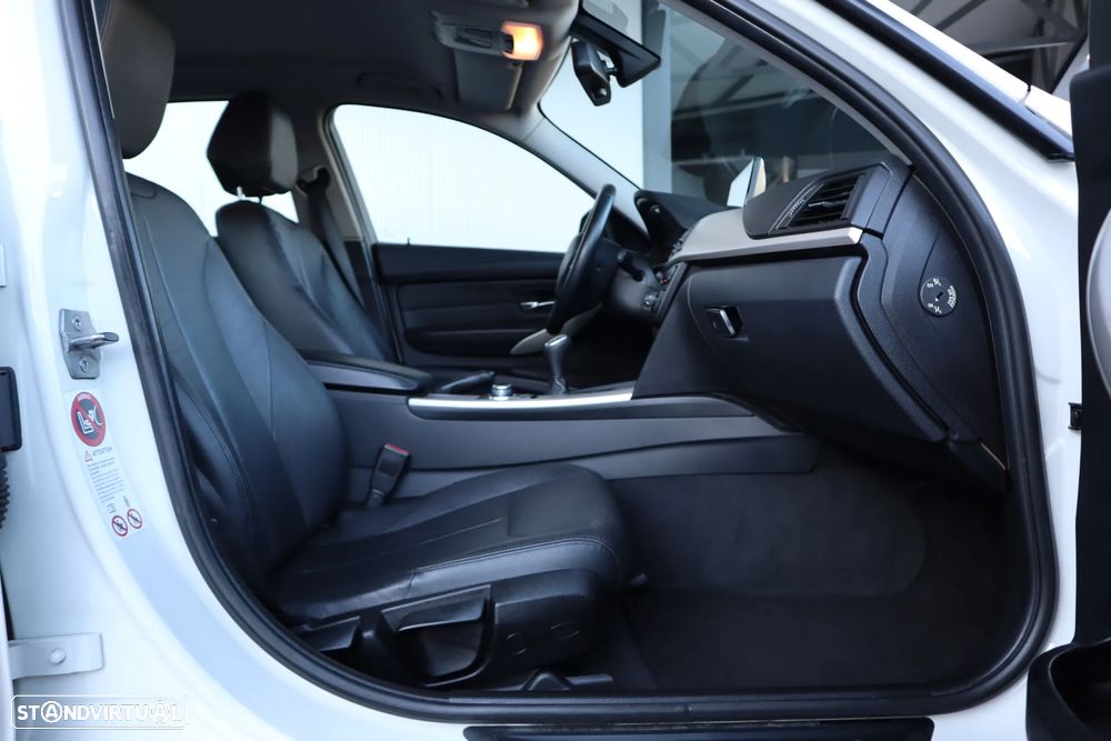 BMW 318 d Sport - 12