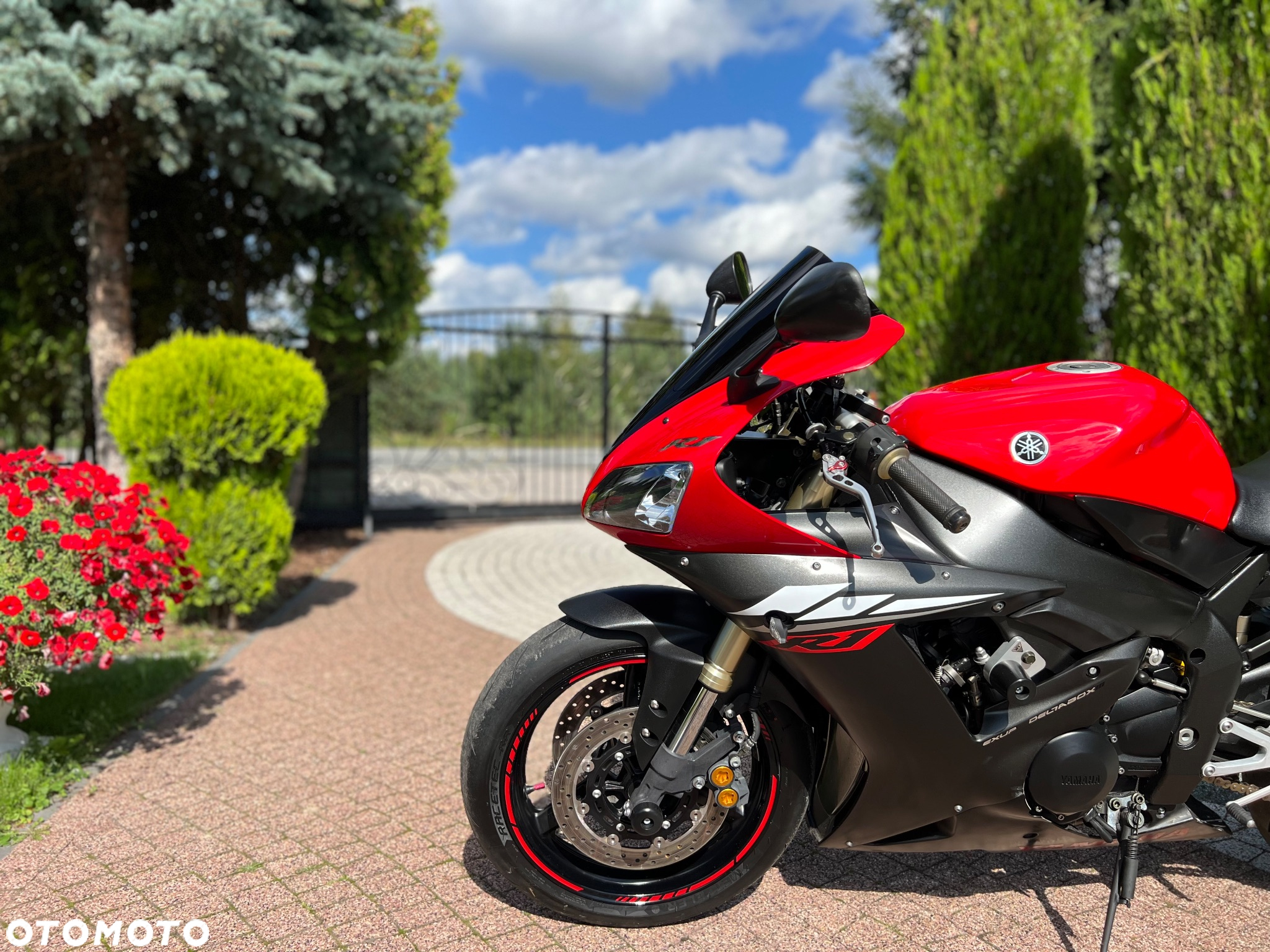 Yamaha R1 - 25
