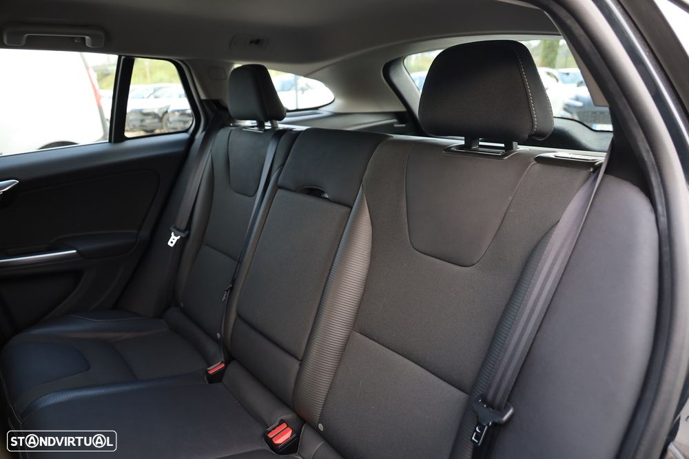 Volvo V60 2.0 D3 R-Design Start/Stop - 11