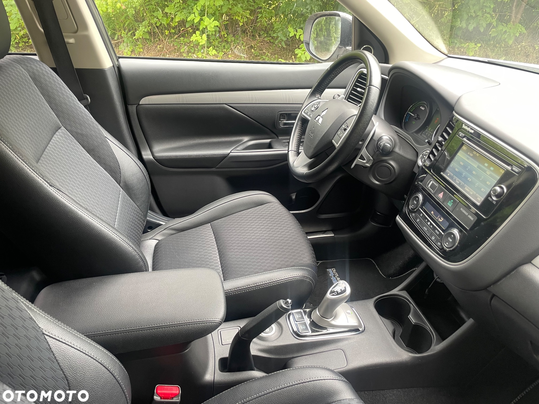 Mitsubishi Outlander 2.0 4WD Plug-In Hybrid - 29