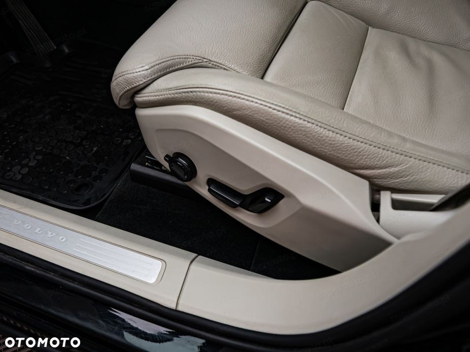Volvo XC 60 B4 D AWD Momentum Pro - 8