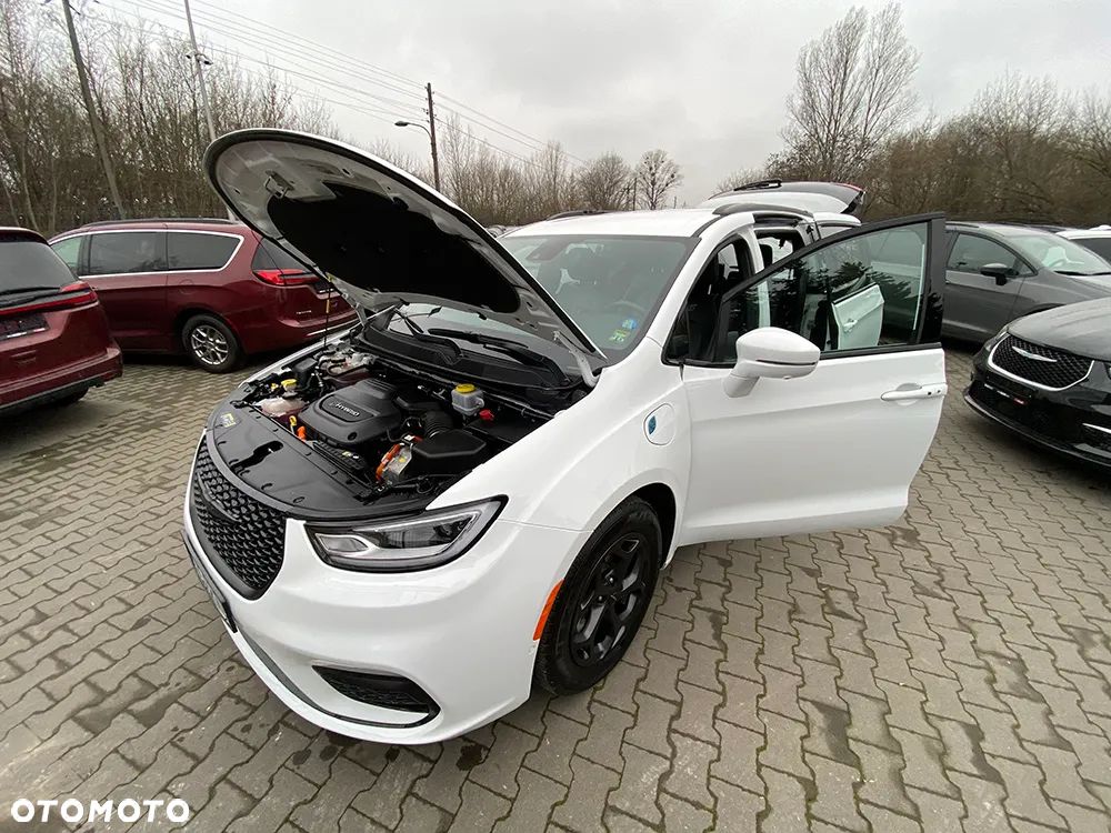 Chrysler Pacifica - 12