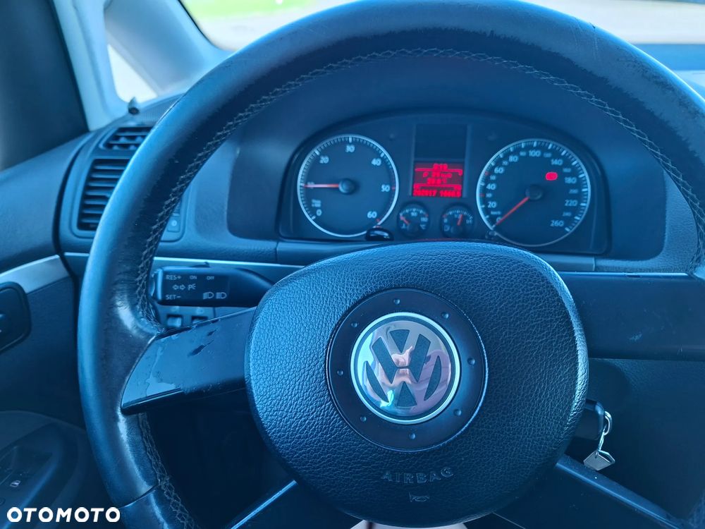 Volkswagen Touran 2.0 TDI Highline - 13