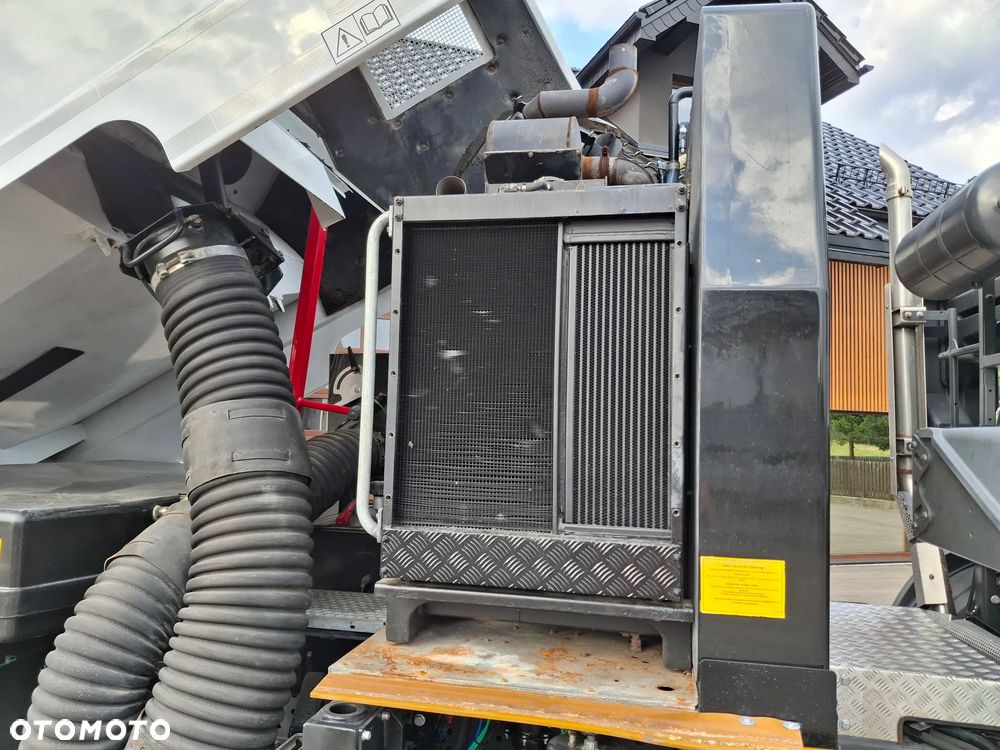Mercedes-Benz Econic 1827 Zamiatarka FAUN Viajet EURO 6 PM10 Dodatkowy Silnik W Zabudowie Dodatkowa Szczotka Odchwaszczarka Dodatkowy Zbiornik Wody Rura do Liści Studzienek Samochód Jak Nowy 860 km Przebiegu 2023 Rok Zamiatarka Uliczna - 20