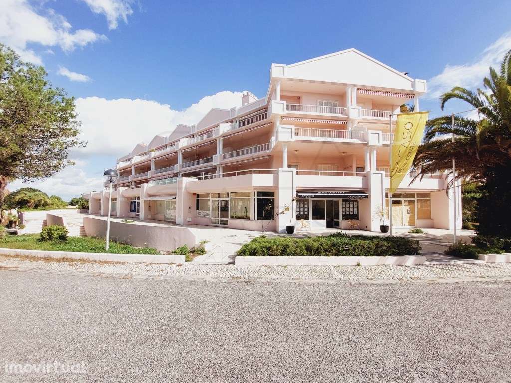 Loja com montra ampla. Disponível para Venda e Arrendamento - Grande imagem: 2/20