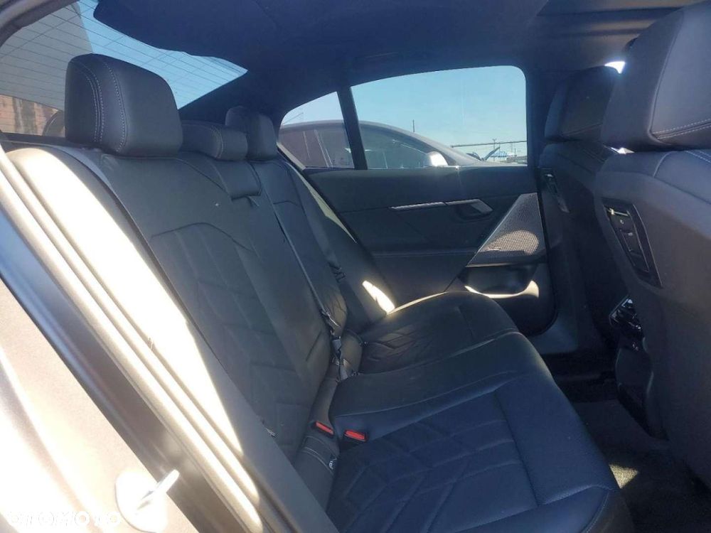 BMW i5 - 9