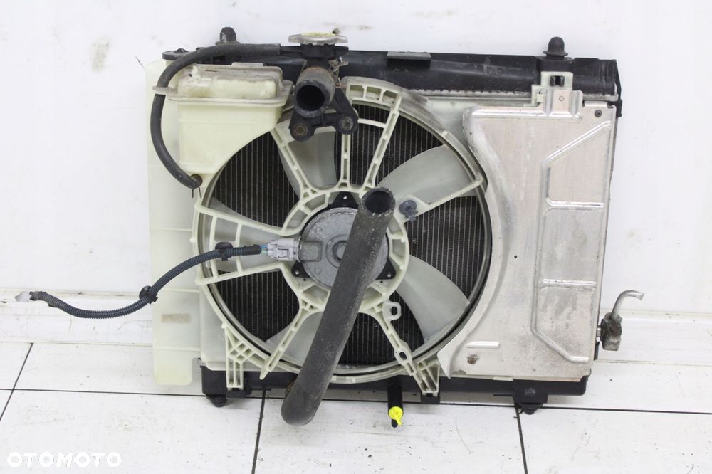 KOMPLET CHŁODNIC WENTYLATOR TOYOTA YARIS 2 II 1.3 VVTI - 3