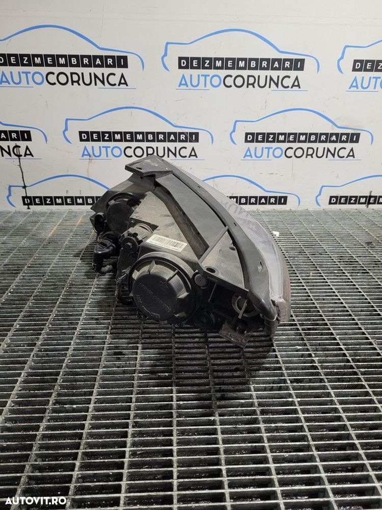 Far Dreapta Kia Sorento II 2009 - 2015 SUV 4 Usi (912) Cu lupă 921022PO - 2