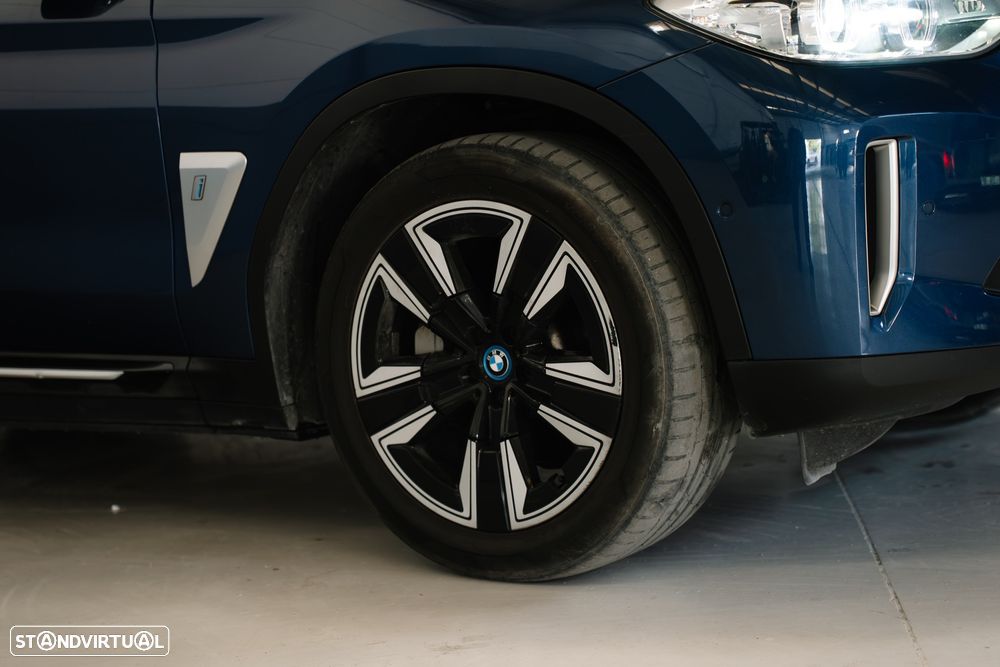 BMW iX3 - 10