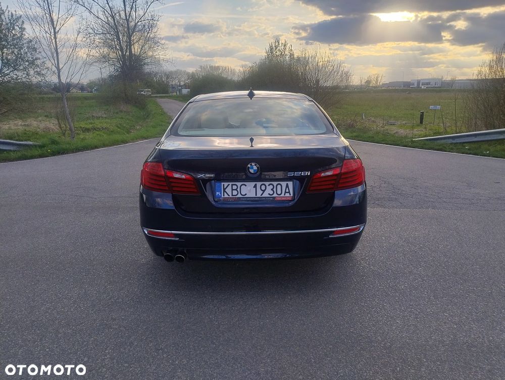 BMW Seria 5 528i Luxury Line - 13