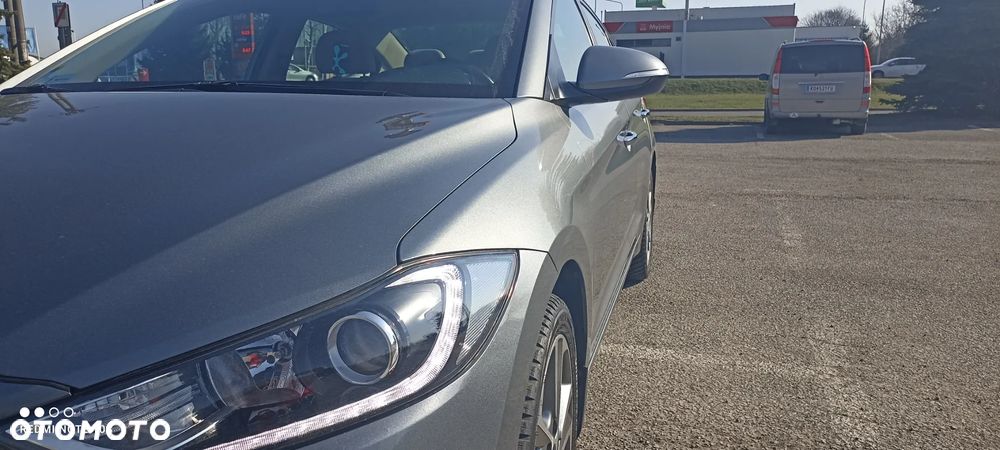 Hyundai Elantra 1.6 CRDi Comfort - 12