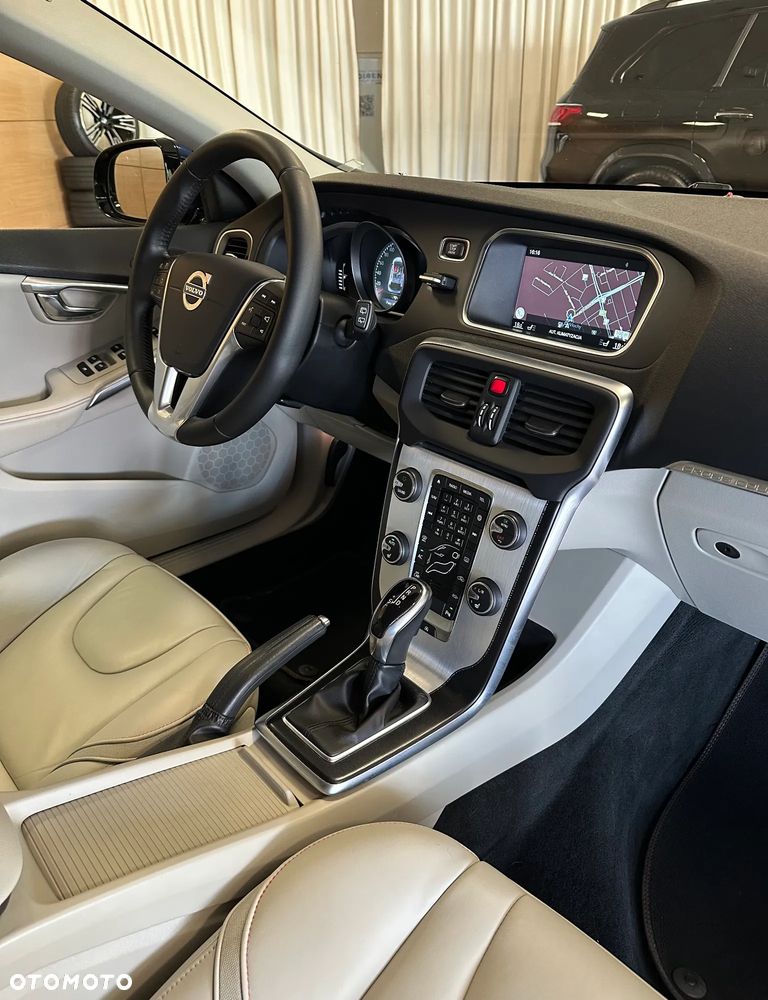 Volvo V40 Cross Country T3 Drive-E Ocean Race - 9
