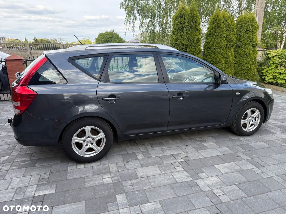 Kia Ceed 1.4 CVVT Dream-Team Edition - 11