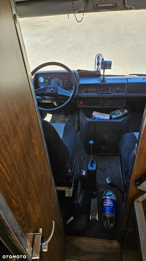 Mercedes-Benz 208 - 11