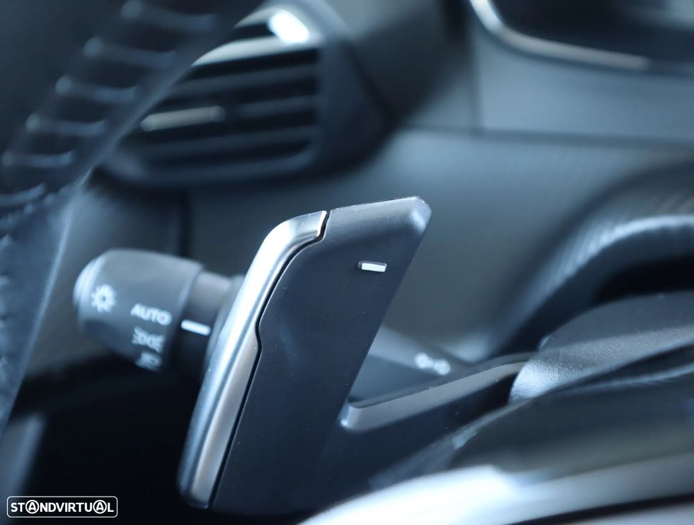 Peugeot 2008 1.2 Hybrid Allure e-DCS6 - 32
