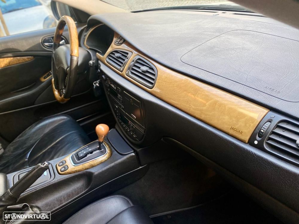 Jaguar S-Type 3.0 V6 Executive Auto. - 32