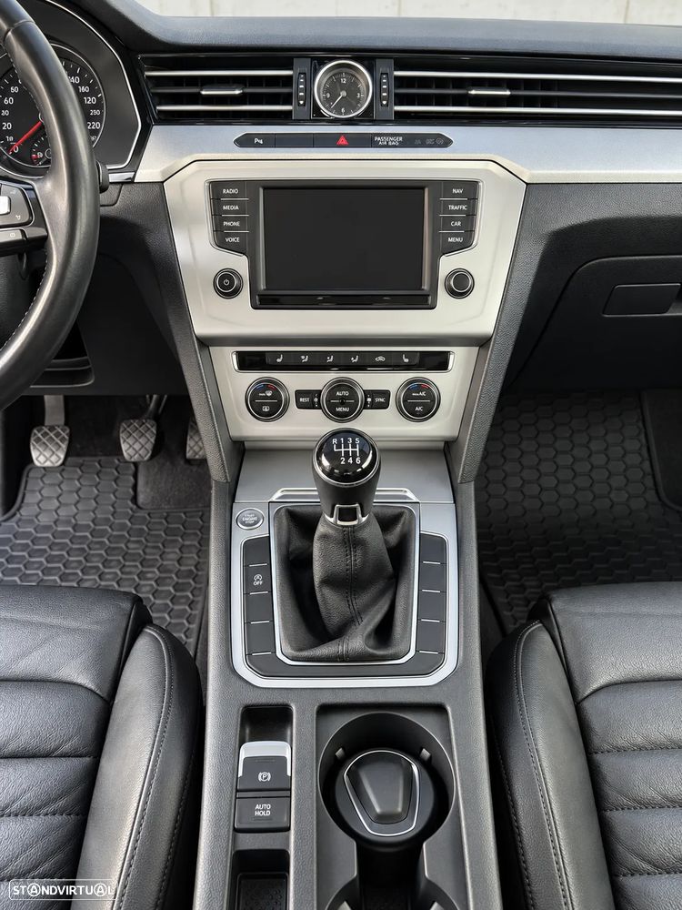 VW Passat Variant 2.0 TDi Highline - 16