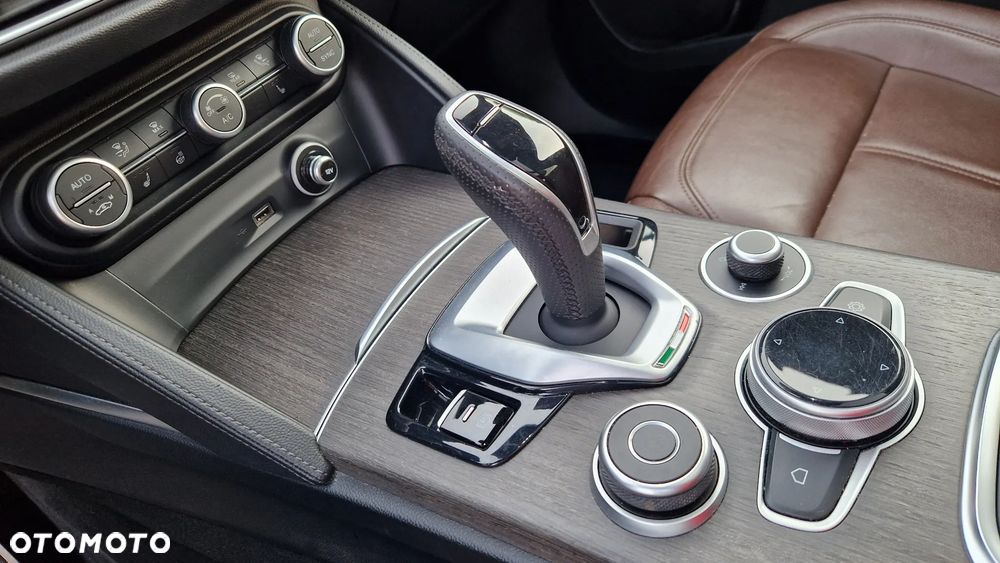 Alfa Romeo Stelvio 2.0 Turbo 16V AT8-Q4 Ti - 14