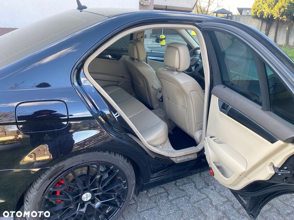 Mercedes-Benz Klasa C 180 CGI Automatik BlueEFFICIENCY Avantgarde - 16