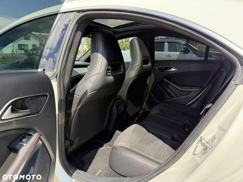 Mercedes-Benz CLA 180 AMG Line - 25