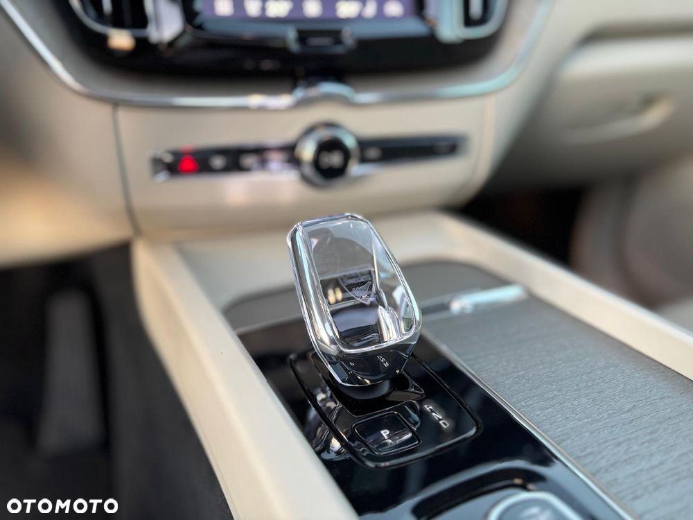 Volvo XC 60 T6 AWD Recharge Plus Bright - 27