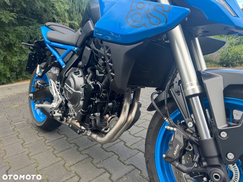 Suzuki GSX - 16