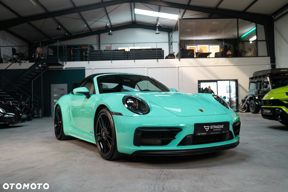 Porsche 911 Carrera 4 GTS - 10