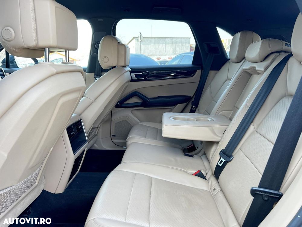 Porsche Cayenne - 40