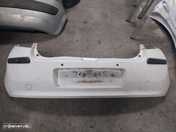 Para choques trás Renault Clio 3 ref: 8200 402 320