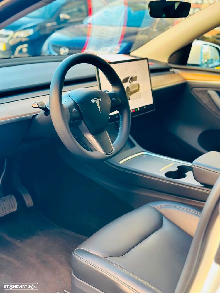 Tesla Model Y Standard Long Range RWD - 8