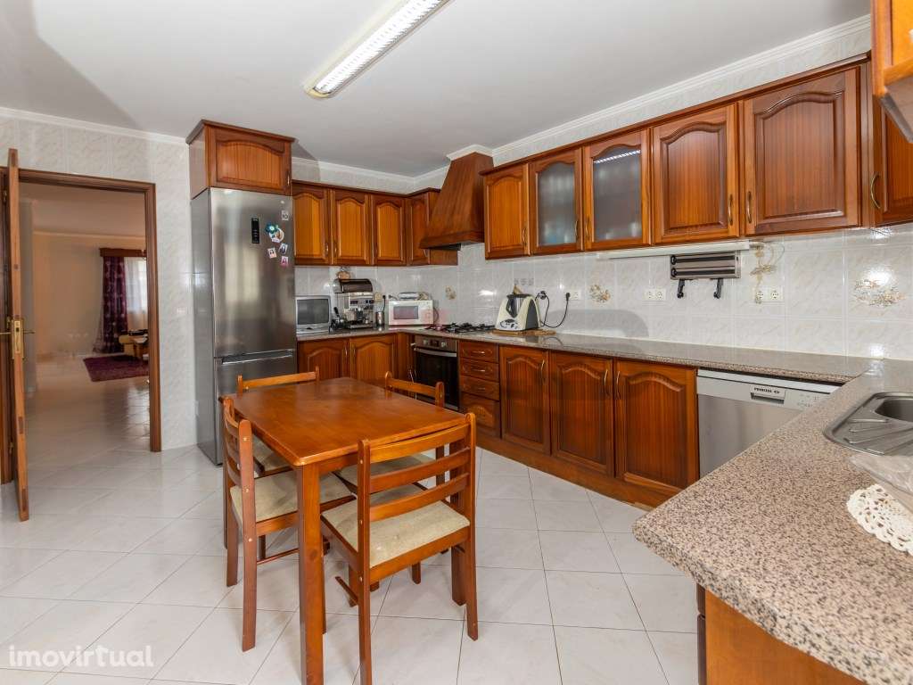 Moradia V4+1 próximo do Parque Urbano, São Pedro, Ponta Delgada - Grande imagem: 2/31