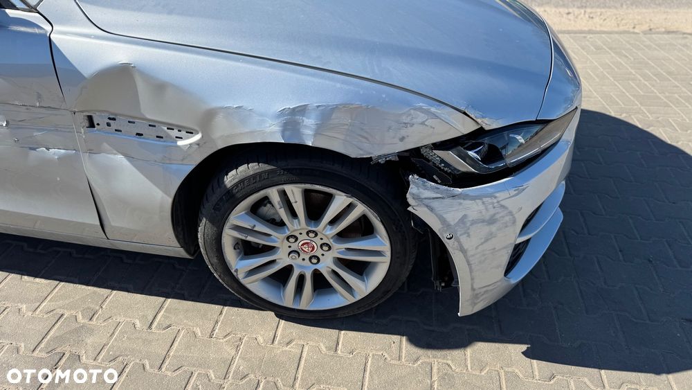 Jaguar XE 2.0 D Prestige - 13