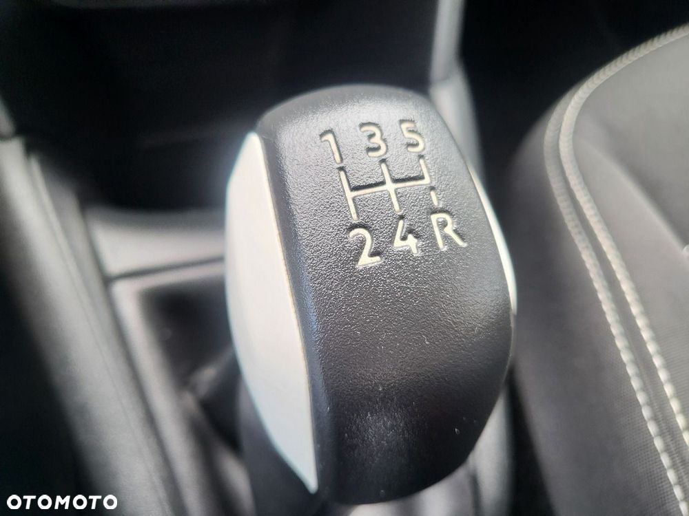 Peugeot 208 - 35