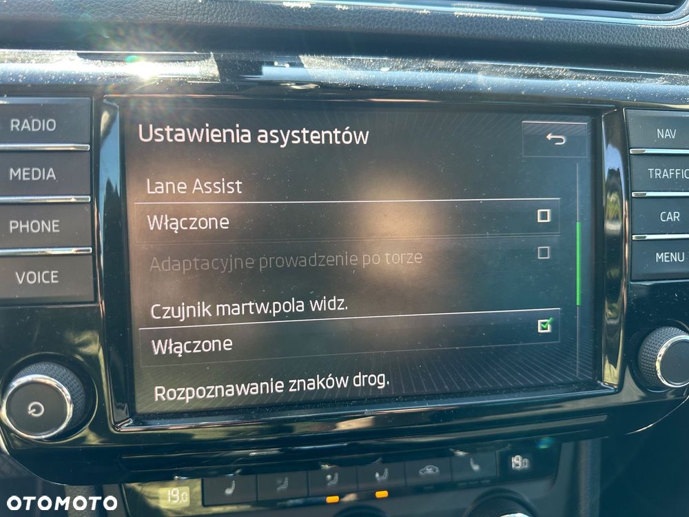 Skoda Superb 2.0 TDI DSG Ambition - 27