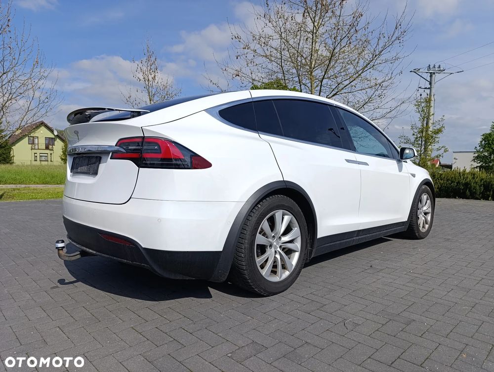 Tesla Model X - 14