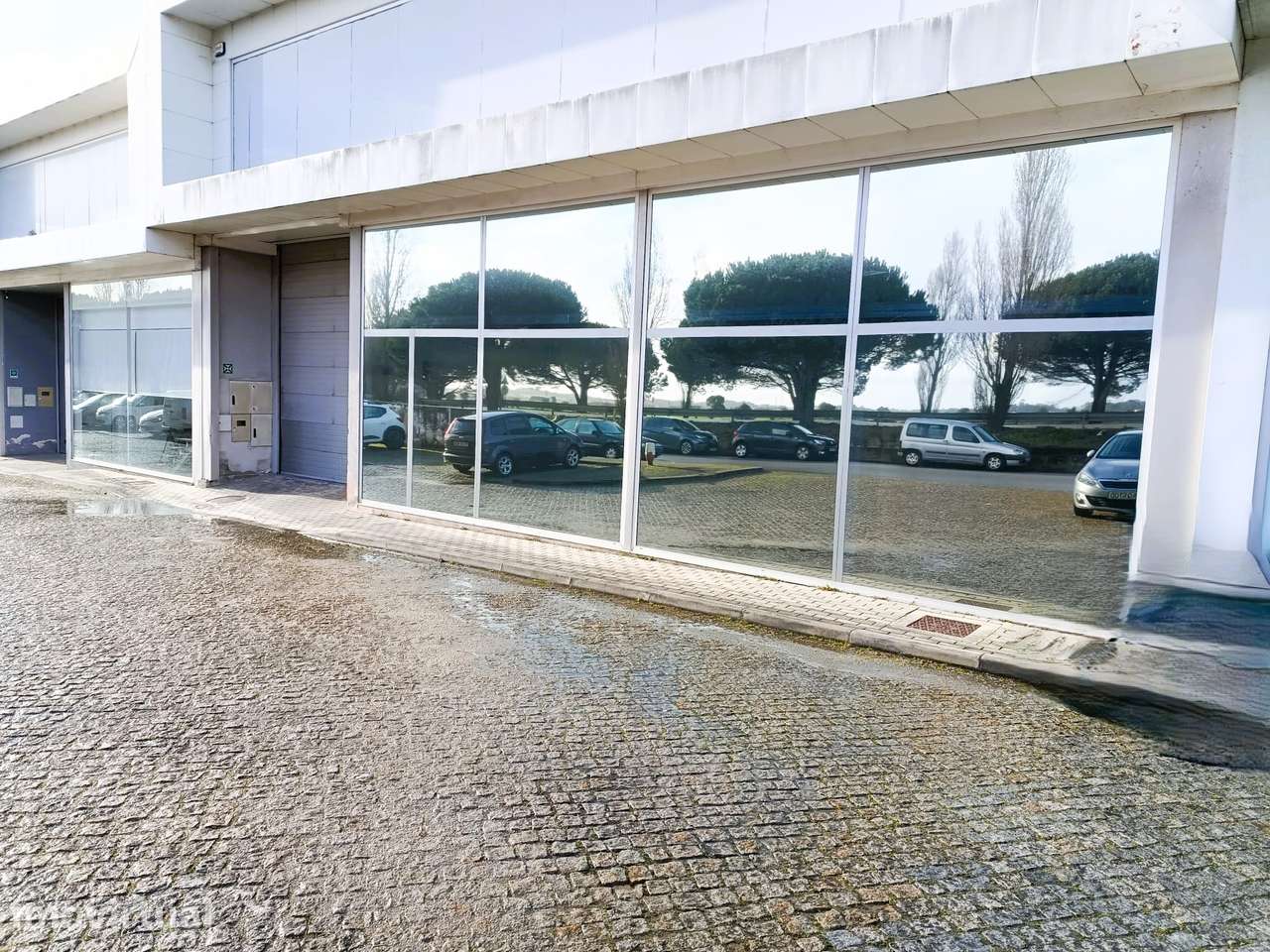 Armazém em excelente localização, junto ao nó de acesso à A28 - Grande imagem: 3/25
