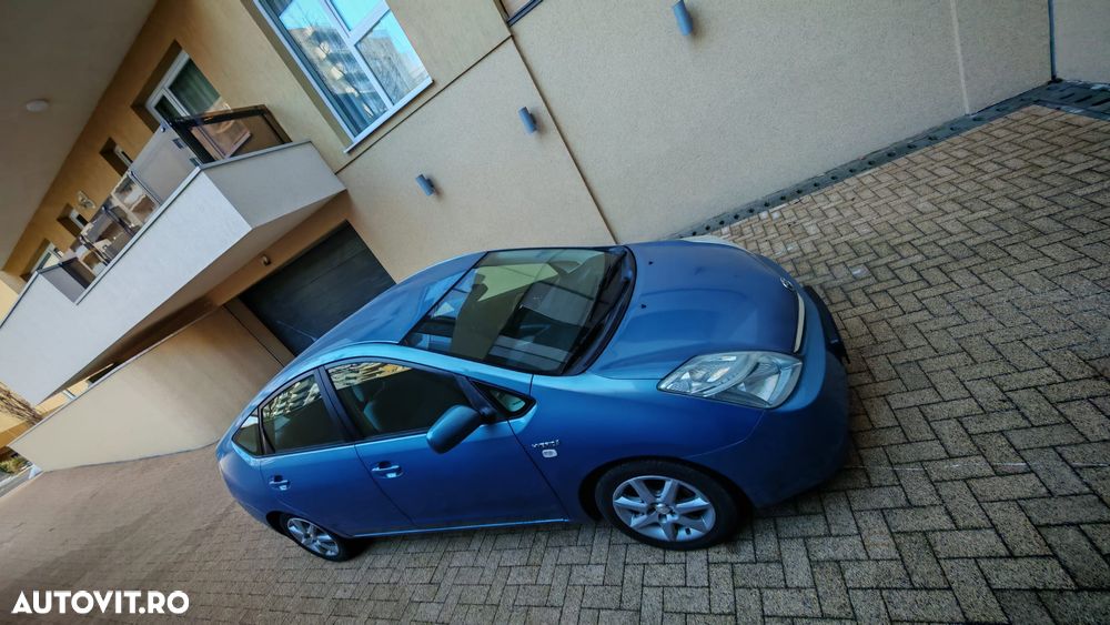 Toyota Prius (Hybrid) - 4