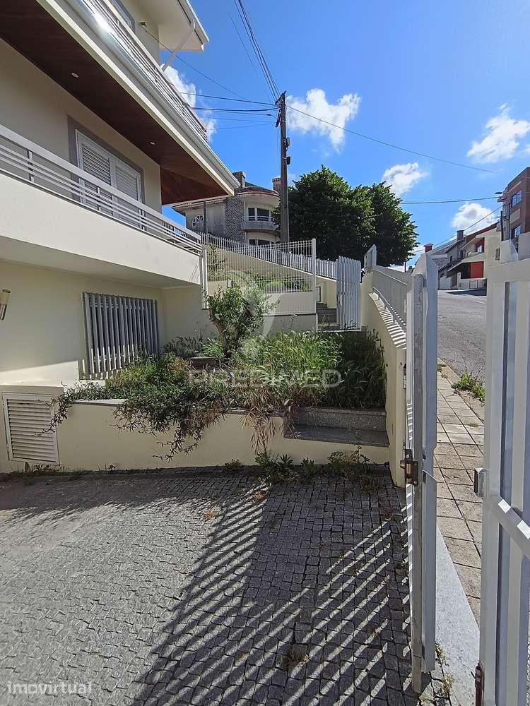Moradia de 3 Frentes com 4 Quartos, Garagem para dois (2) Carros e... - Grande imagem: 3/34
