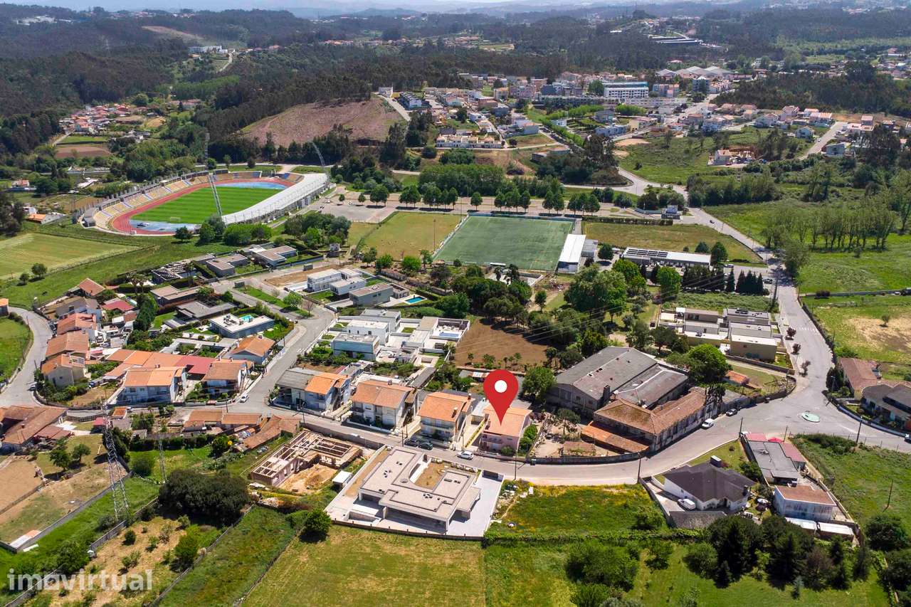 Moradia T3 isolada com jardim na Paradela - Grande imagem: 4/44