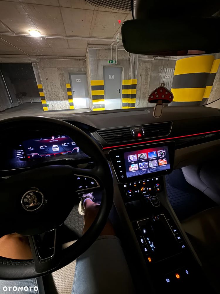 Skoda Superb 2.0 TDI 4x4 L&K DSG - 10