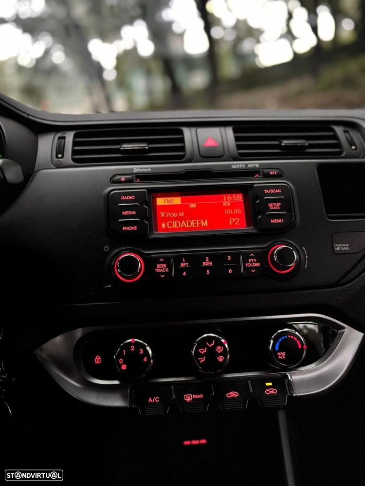Kia Rio 1.1 CRDi LX ISG - 15