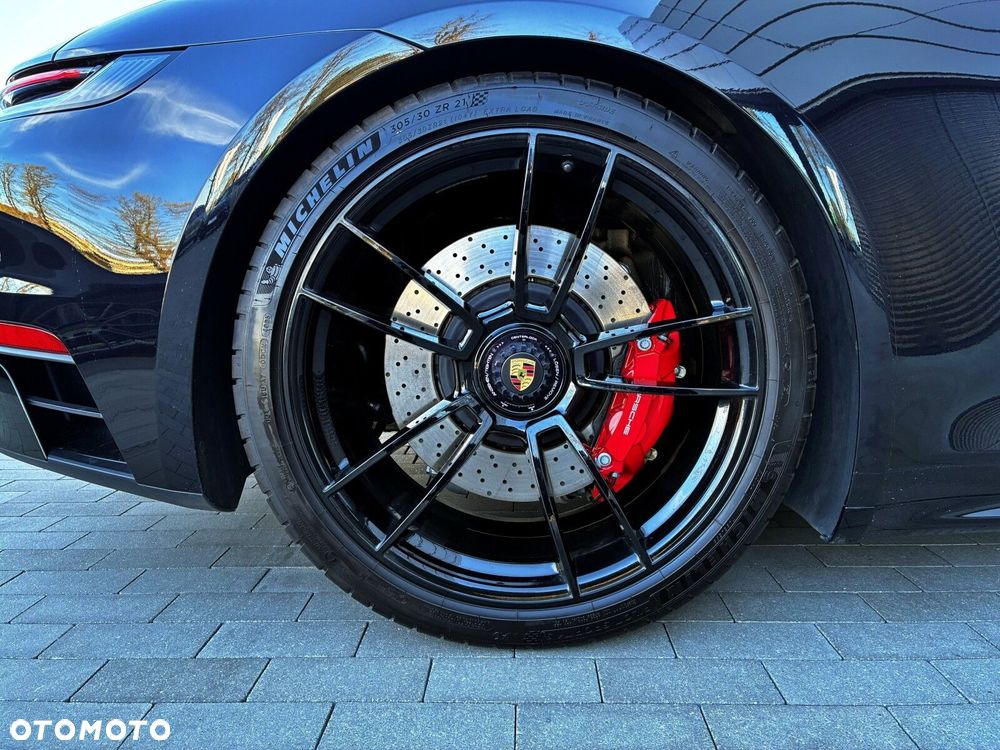 Porsche 911 Carrera GTS - 18