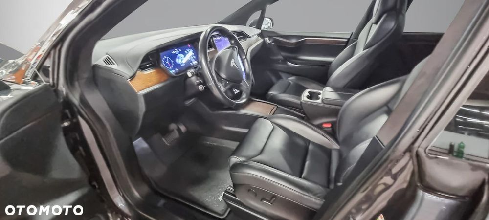 Tesla Model X - 25