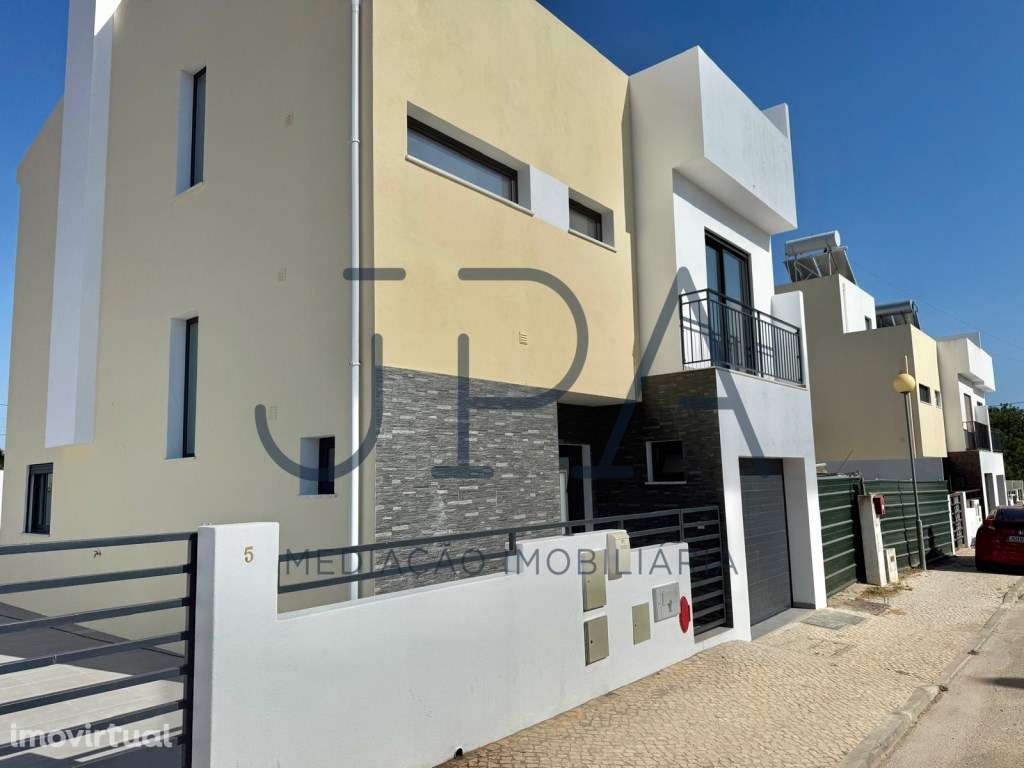 A estrear. Moradia Geminada V3+1 com Piscina e garagem - Grande imagem: 4/51