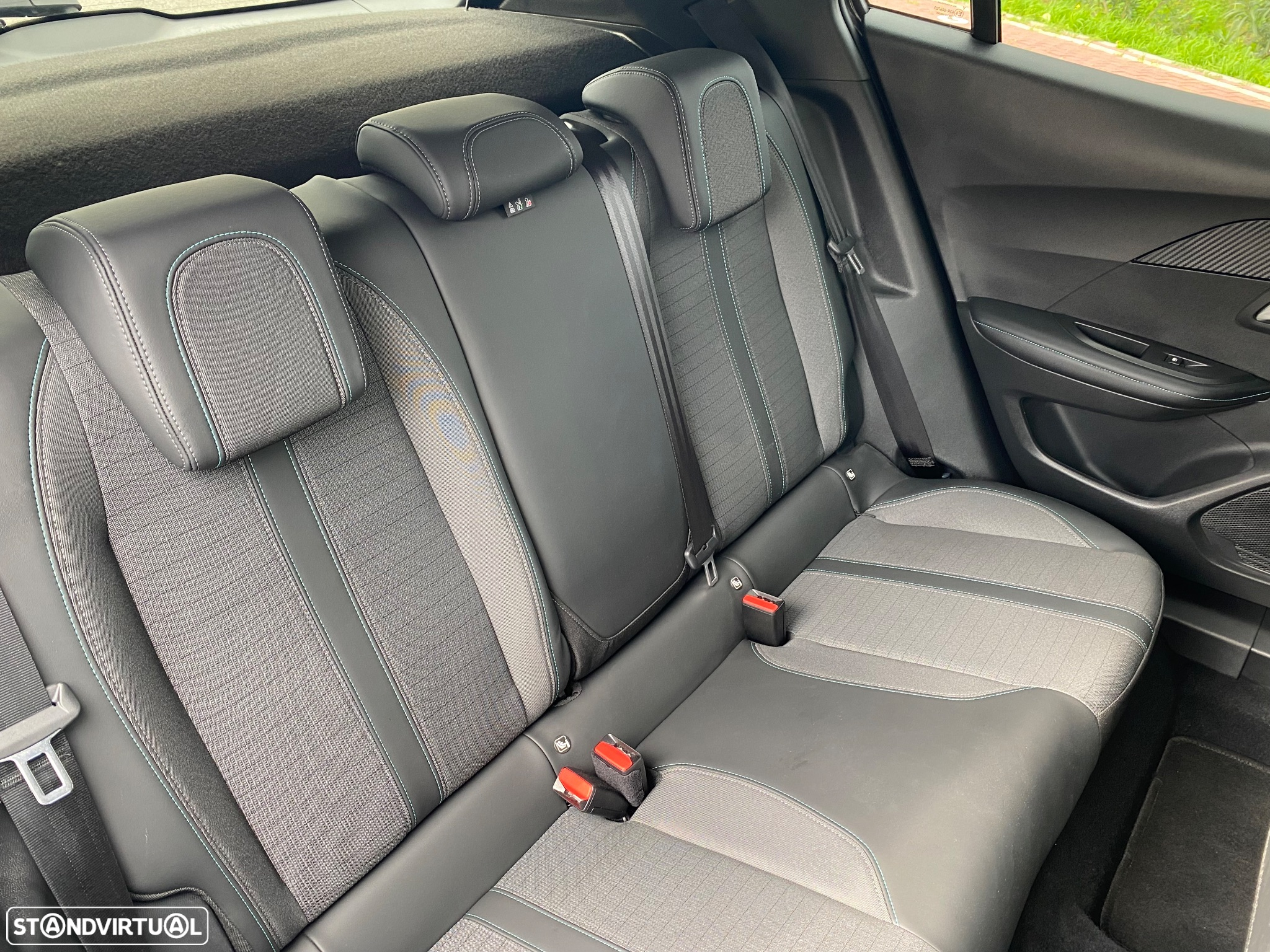 Peugeot 2008 1.2 PureTech Allure Pack - 22