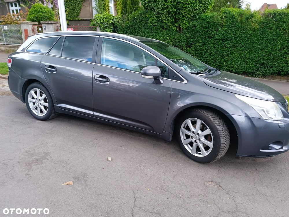 Toyota Avensis 1.8 Luna - 1