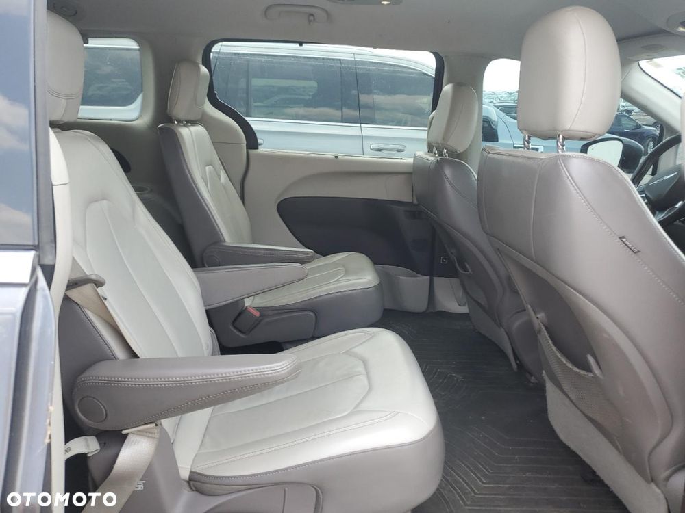 Chrysler Pacifica - 10