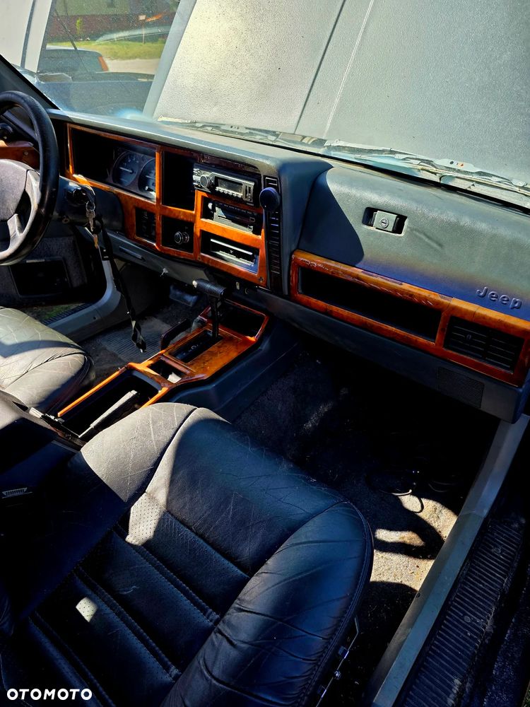 Jeep Cherokee - 16