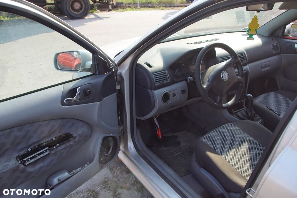 Auto na części - Skoda Octavia I 1.8 T 150 KM AGU ECW L97A 1999R Silnik Skrzynia Drzwi Maska Błotnik Zderzak Lampa Lusterko Klamka Szyba Deska Kokpit Sterownik Moduł Czujnik Licznik Panel Kierownica - 9